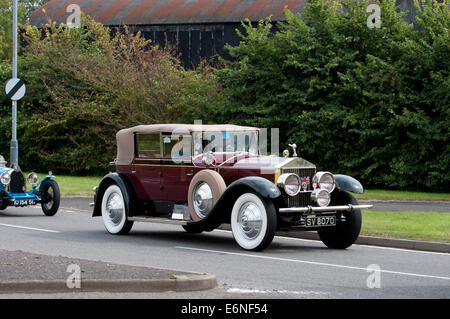 1928 Rolls-Royce Phantom voiture sur la Fosse Way road, Warwickshire, UK Banque D'Images