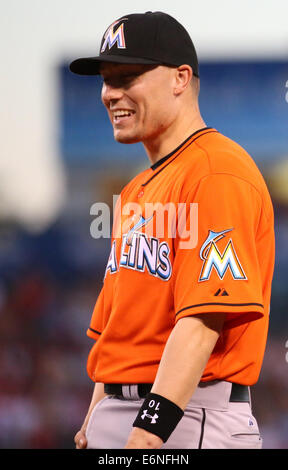 Anaheim, CA, c.-à-d. USA. 27 août, 2014. 27 août 2014 : Miami Marlins et Los Angeles Angels of Anaheim, Angel Stadium d'Anaheim, CA. Premier but du marlin Jeff Baker # 10 obtient un rire à partir de la première base juge-arbitre Dale Scott. Crédit : Peter Renner and Co/ZUMA/ZUMAPRESS.com/Alamy fil Live News Banque D'Images