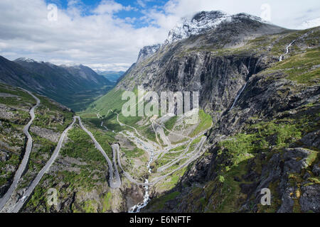 La sinueuse route Touristique National Trollstigen sur les montagnes en Norvège Banque D'Images