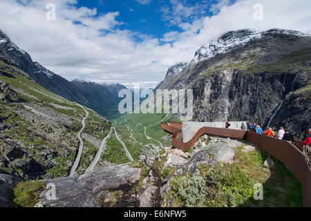 Point de vue sur la route touristique nationale Trollstigen sinueuses sur les montagnes en Norvège Banque D'Images