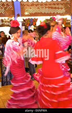 Danseuses en costume traditionnel, foire aux chevaux annuelle, Jerez de la Frontera, province de Cadiz, Andalousie, Espagne, sud-ouest de l'Eur Banque D'Images