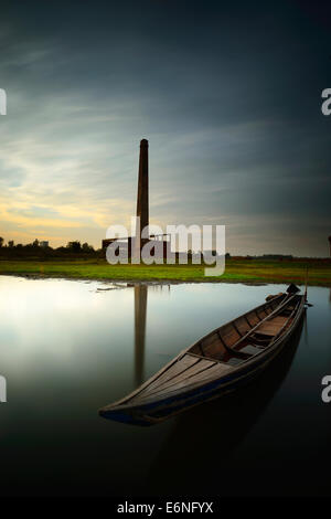 Bateau de pêche sur la rivière Moon en Thaïlande après le coucher du soleil. Banque D'Images