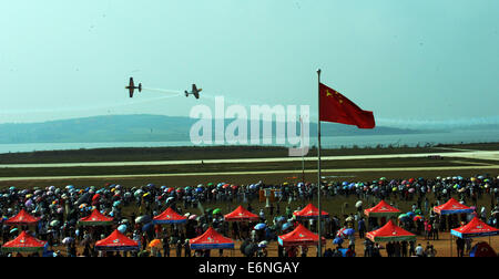 (140828) -- FAKU, 28 août 2014 (Xinhua) -- Deux avions de la patrouille acrobatique Red Bull voler en formation dans un spectacle aérien à Faku, nord-est de la Chine, la province de Liaoning, le 27 août, 2014. L'équipe de voltige Red Bull de Chine, la première équipe de voltige illimitée, a été fondée par des pilotes professionnels Zhao Wei le 20 septembre 2013. En plus de Zhao, membres de l'équipe sont en provenance d'Afrique du Sud. L'équipe a quatre XA 42 avions, les avions de voltige de haut niveau qui permettent à un pilote de voler à des altitudes beaucoup plus faible et une vitesse plus lente et donc fournir un plus fort impact visuel pour les spectateurs. Le te de voltige Banque D'Images