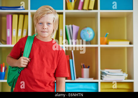 Portrait of handsome lad avec sac à dos, looking at camera Banque D'Images