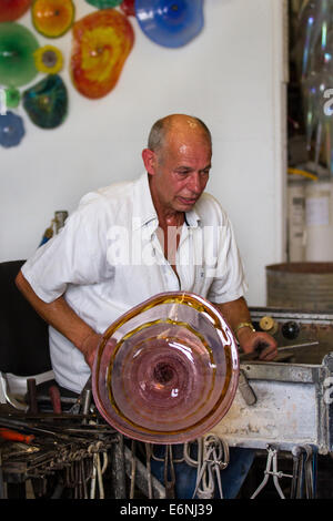 John Ditchfield, maître souffleur de verre de Glasform Ltd, Singleton créant des œuvres individuelles de verre d'art fait à la main dans son atelier à Blackpool, Royaume-Uni Banque D'Images