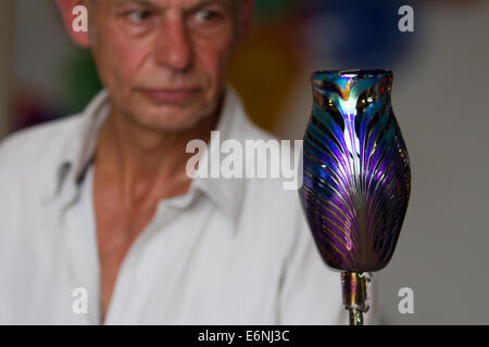 John Ditchfield, maître souffleur de verre de Glasform Ltd, Singleton créant des œuvres individuelles de verre d'art fait à la main dans son atelier à Blackpool, Royaume-Uni Banque D'Images