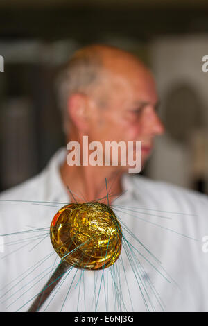 John Ditchfield, maître souffleur de verre de Glasform Ltd, Singleton crée des œuvres individuelles de verre d'art fait à la main dans son atelier à Blackpool, Royaume-Uni Banque D'Images