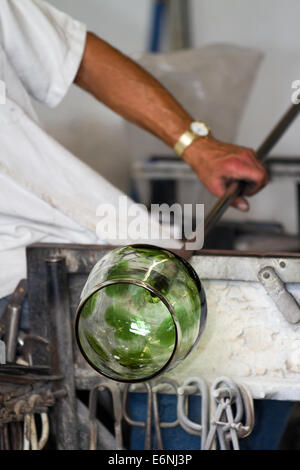 John Ditchfield, maître souffleur de verre de Glasform Ltd, Singleton créant des œuvres individuelles de verre d'art fait à la main dans son atelier à Blackpool, Royaume-Uni Banque D'Images