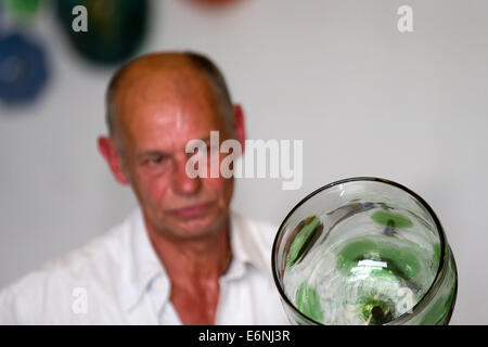 John Ditchfield, maître souffleur de verre de Glasform Ltd, Singleton créant des œuvres individuelles de verre d'art fait à la main dans son atelier à Blackpool, Royaume-Uni Banque D'Images