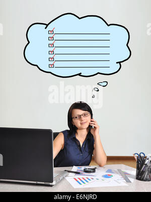 Happy businesswoman sitting in office et cocher la case Banque D'Images