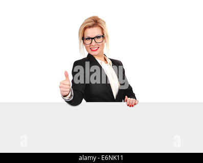 Businesswoman holding blank placard sur un fond blanc Banque D'Images
