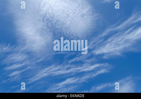 Les nuages blancs dans un ciel bleu Banque D'Images