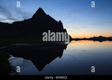 Anayet pic à la brunante, reflétée sur l'Ibon de Anayet (Anayet Lake). Pyrénées. La province d'Huesca. L'Aragon. L'Espagne. Banque D'Images