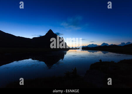 Anayet pic à la brunante, reflétée sur l'Ibon de Anayet (Anayet Lake). Pyrénées. La province d'Huesca. L'Aragon. L'Espagne. Banque D'Images