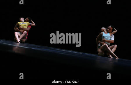 (140828) -- DUSSELDORF, le 28 août 2014 (Xinhua) -- Les Danseurs de Ballet Preljocaj' 'exécuter 'Vide' se déplace au cours de la cérémonie d'ouverture de la Foire Internationale de la danse au Théâtre Capitol de Düsseldorf à Düsseldorf, Allemagne, le 27 août 2014. (Xinhua/Luo Huanhuan) Banque D'Images