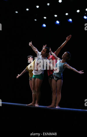 (140828) -- DUSSELDORF, le 28 août 2014 (Xinhua) -- Les Danseurs de Ballet Preljocaj' 'exécuter 'Vide' se déplace au cours de la cérémonie d'ouverture de la Foire Internationale de la danse au Théâtre Capitol de Düsseldorf à Düsseldorf, Allemagne, le 27 août 2014. (Xinhua/Luo Huanhuan) Banque D'Images