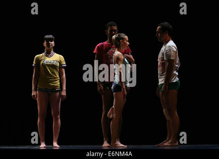 (140828) -- DUSSELDORF, le 28 août 2014 (Xinhua) -- Les Danseurs de Ballet Preljocaj' 'exécuter 'Vide' se déplace au cours de la cérémonie d'ouverture de la Foire Internationale de la danse au Théâtre Capitol de Düsseldorf à Düsseldorf, Allemagne, le 27 août 2014. (Xinhua/Luo Huanhuan) Banque D'Images