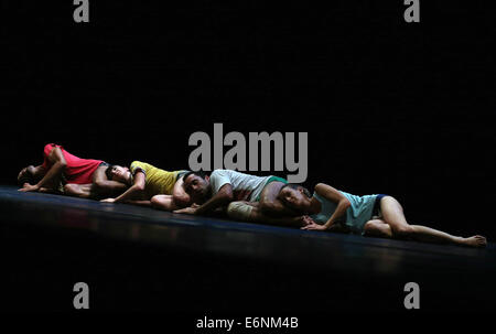 (140828) -- DUSSELDORF, le 28 août 2014 (Xinhua) -- Les Danseurs de Ballet Preljocaj' 'exécuter 'Vide' se déplace au cours de la cérémonie d'ouverture de la Foire Internationale de la danse au Théâtre Capitol de Düsseldorf à Düsseldorf, Allemagne, le 27 août 2014. (Xinhua/Luo Huanhuan) Banque D'Images