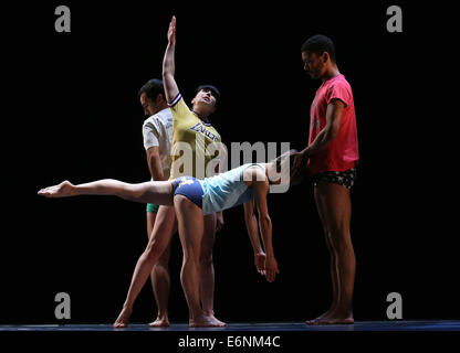 (140828) -- DUSSELDORF, le 28 août 2014 (Xinhua) -- Les Danseurs de Ballet Preljocaj' 'exécuter 'Vide' se déplace au cours de la cérémonie d'ouverture de la Foire Internationale de la danse au Théâtre Capitol de Düsseldorf à Düsseldorf, Allemagne, le 27 août 2014. (Xinhua/Luo Huanhuan) Banque D'Images