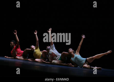 (140828) -- DUSSELDORF, le 28 août 2014 (Xinhua) -- Les Danseurs de Ballet Preljocaj' 'exécuter 'Vide' se déplace au cours de la cérémonie d'ouverture de la Foire Internationale de la danse au Théâtre Capitol de Düsseldorf à Düsseldorf, Allemagne, le 27 août 2014. (Xinhua/Luo Huanhuan) Banque D'Images