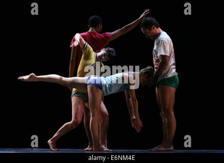 (140828) -- DUSSELDORF, le 28 août 2014 (Xinhua) -- Les Danseurs de Ballet Preljocaj' 'exécuter 'Vide' se déplace au cours de la cérémonie d'ouverture de la Foire Internationale de la danse au Théâtre Capitol de Düsseldorf à Düsseldorf, Allemagne, le 27 août 2014. (Xinhua/Luo Huanhuan) Banque D'Images