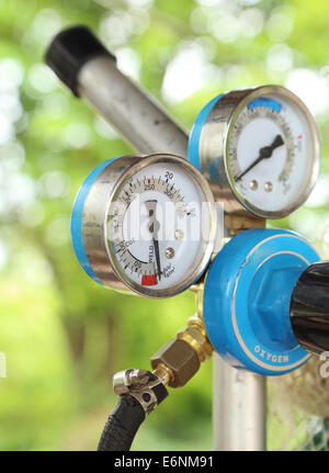 Bouteille de gaz de soudage avec deux manomètres Banque D'Images