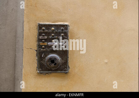 Sonnerie de porte pour un bloc de télévision ou des appartements à Florence, Italie. Banque D'Images