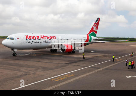 Avion sur le tarmac de l'aéroport international de Kotoka à Accra, Ghana, Afrique, Banque D'Images