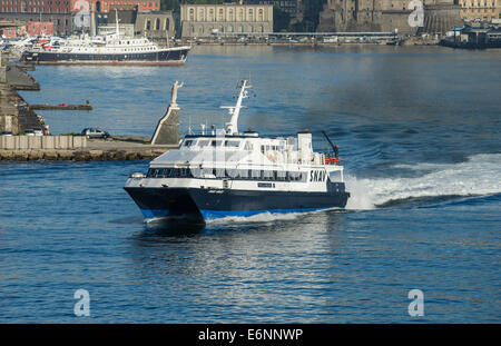 High Speed ferry du port de Naples pour l'île de Capri. Banque D'Images