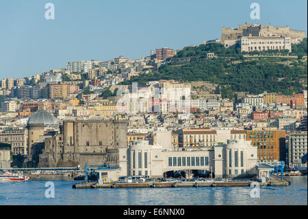 Le port principal et sur les quais des ferries et des bateaux de croisière à Naples en Italie. Banque D'Images