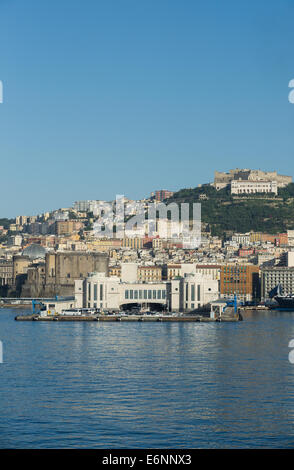 Le port principal et sur les quais des ferries et des bateaux de croisière à Naples en Italie. Banque D'Images