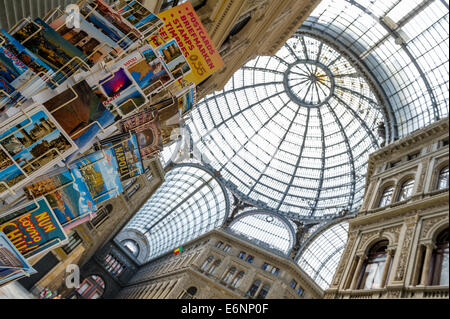 La grande verrière de l arcade Galleria Umberto I, dans le centre de Naples, Italie Banque D'Images