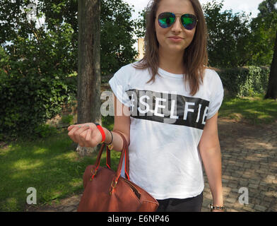 Une jeune femme de Pologne porte un t-shirt sur lequel le mot est écrit en Selfies Potsdam, au sud-ouest de Berlin, le 13 juillet 2014. Photo : Wolfram Steinberg dpa Banque D'Images