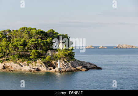 Petit phare sur l'une des nombreuses îles situées à l'entrée du port de Dubrovnik en Croatie. Banque D'Images