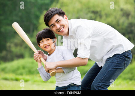 Père et fils jouent au base-ball Banque D'Images