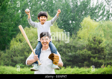 Père et fils jouent au base-ball Banque D'Images