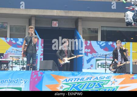 23 août 2014 - New York, New York, États-Unis - L-R JAME MCVEY BRAD SIMPSON TRISTAN EVANS VAMPS POP ASSISTER À 2014 ARTHUR ASHE KIDS DAY À L'USTA Billie Jean King National Tennis Center sur 8/23/2014 À FLUSHING QNS NY(Image Crédit : © Mitchell Levy/Globe Photos/Zuma sur le fil) Banque D'Images