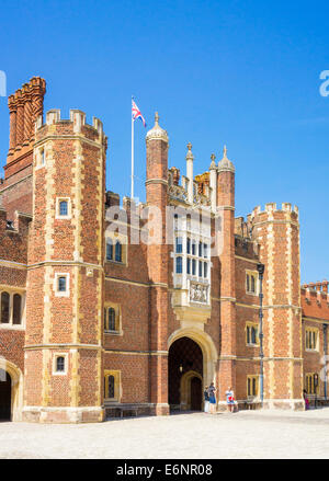 Base de Hampton Court Palace et à l'ouest de la Cour Entrée Principale London England UK GB EU Europe Banque D'Images