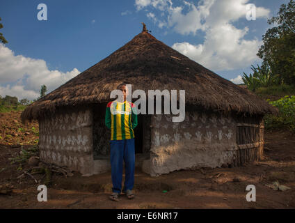 Garçon se tenait devant sa maison traditionnelle, Tepi, Ethiopie Banque D'Images