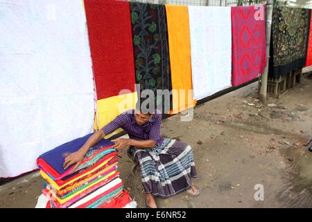 Dhaka 2014. Un vendeur de rue est la vente Nakshi kantha à Dhaka. Banque D'Images