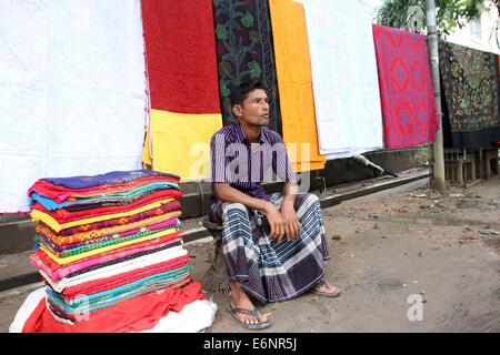 Dhaka 2014. Un vendeur de rue est la vente Nakshi kantha à Dhaka. Banque D'Images