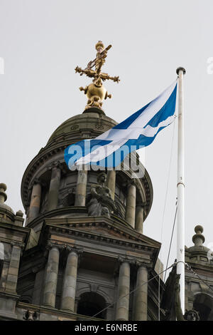 Drapeau Ecosse sur un poteau avec fil avec prise en charge au-dessus de Glasgow City Chambers à Glasgow, Écosse, Royaume-Uni Banque D'Images