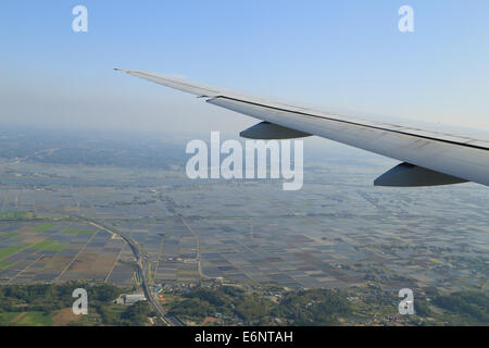 Vue depuis un avion sur l'aile et sur le Japon rural Banque D'Images