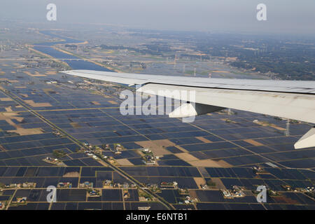 Vue depuis un avion sur l'aile et sur le Japon rural Banque D'Images