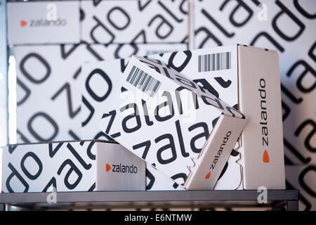 Berlin, Allemagne. 28 août, 2014. Divers produits sur Zalando boîtes lors du séminaire de presse 'Zalando Insights Day' à Berlin, Allemagne, 28 août 2014. Ce séminaire offre aux journalistes l'occasion de parler avec les membres du conseil et des spécialistes de chaque ministère. Photo : JOERG CARSTENSEN/dpa/Alamy Live News Banque D'Images