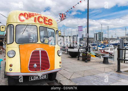 Vintage ice cream van sur Barbican de Plymouth, Plymouth, Devon, England, UK Banque D'Images
