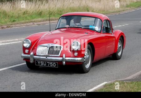 Voiture sur la MGA Fosse Way road, Warwickshire, UK Banque D'Images