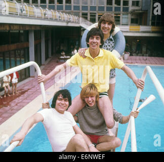 Le groupe pop britannique MERSEYBEATS en 1965 avec Tony Crane en jaune assis sur Billy Kinsley Banque D'Images