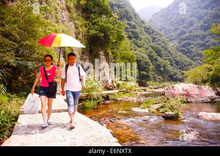 Hefei, Chine, Anhui Province. 31 juillet, 2014. Les touristes visitent Shuimotingxi Tingxi endroit pittoresque dans Xauancheng Ville canton en vertu de l'est de la Chine, la Province de l'Anhui, le 31 juillet 2014. © Zhu Weixi/Xinhua/Alamy Live News Banque D'Images