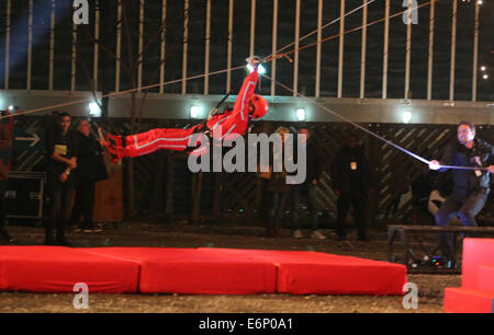 Ant & Dec filmer un zip-line stunt hors studios ITV Avec : Anthony McPartlin Où : London, Royaume-Uni Quand : 22 Mars 2014 Banque D'Images